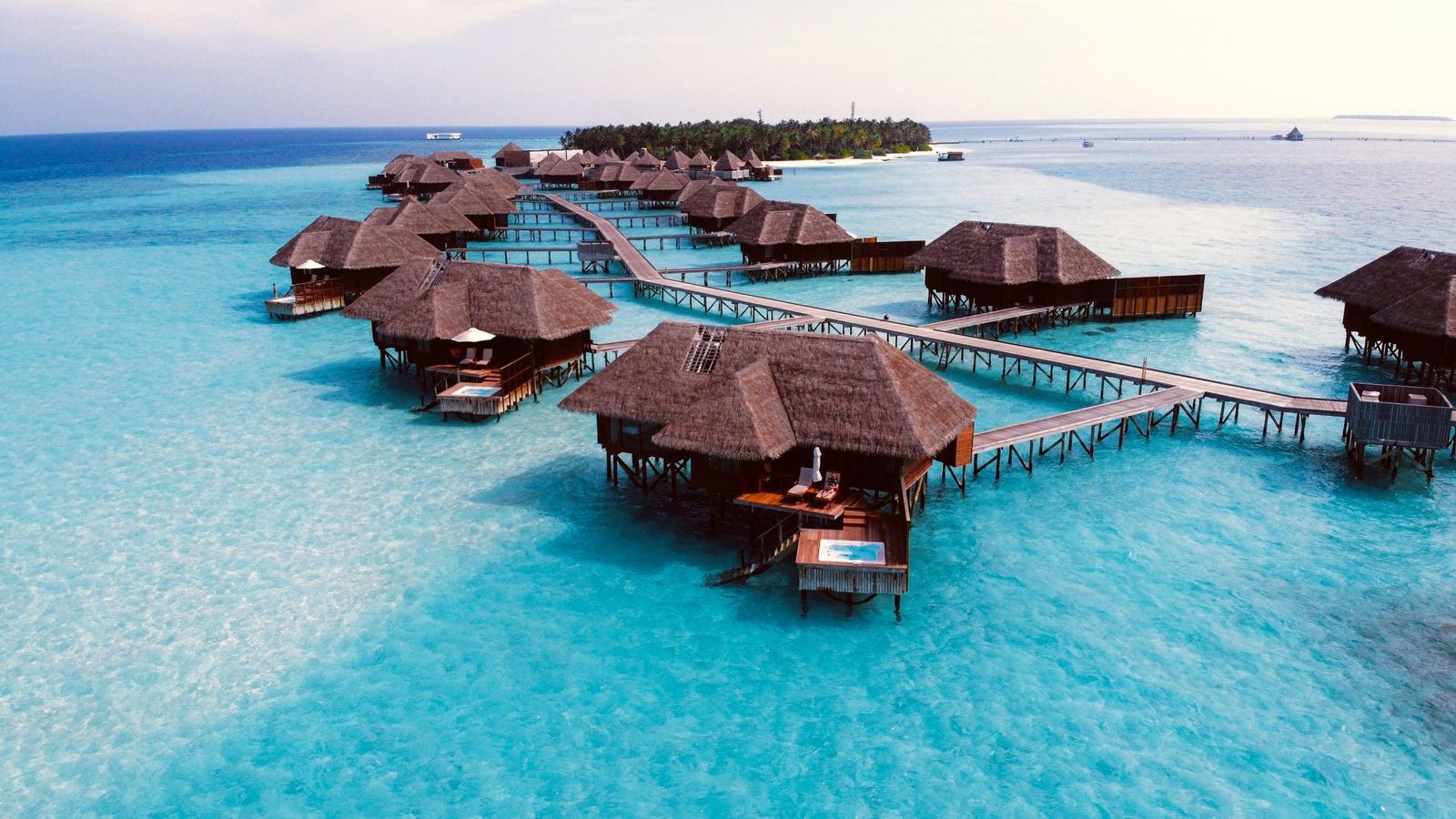 Villas sur pilotis au-dessus d'un lagon des Maldives