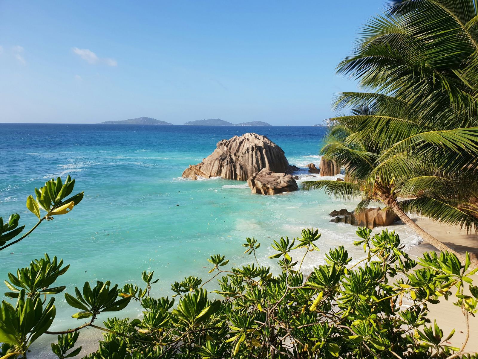 Rochers de granit sur une plage de La Digue